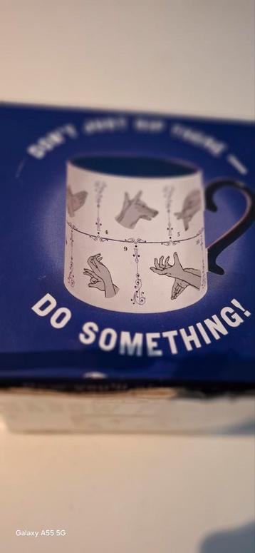 Unieke Mok met Handfiguren beschikbaar voor biedingen