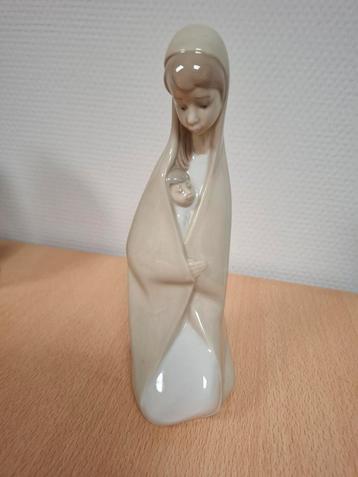 Lladro beeld vrouw met kind beschikbaar voor biedingen