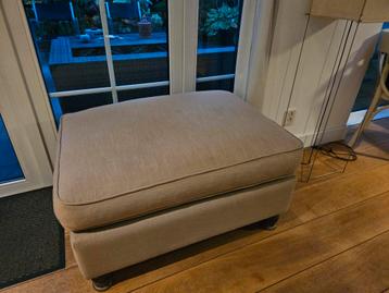 Mooie koloniale poef beschikbaar voor biedingen