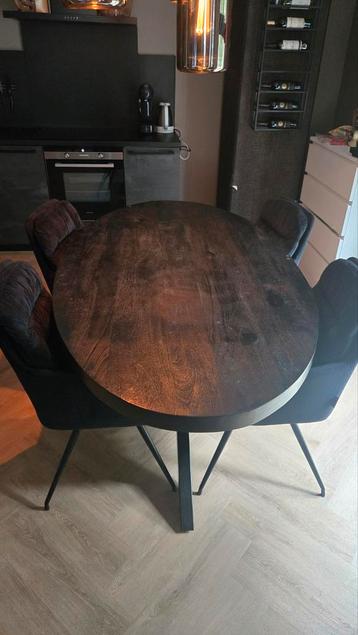 Houten Eettafel met Zwarte Poten beschikbaar voor biedingen