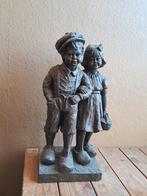 Beeld van jongen en meisje samen, gemaakt door Geert Kunen, Ophalen