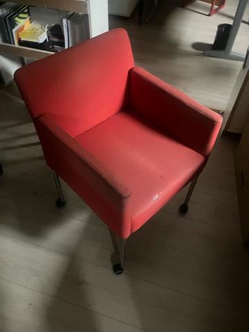 Rode design bureaustoel met wieltjes van Castelijn beschikbaar voor biedingen