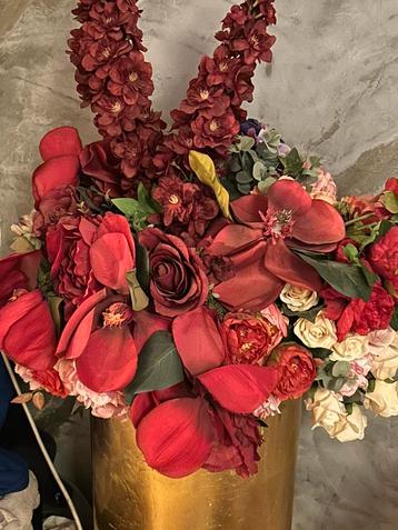 Grote goude vaas met kunstbloemen zie foto ter reparatie beschikbaar voor biedingen