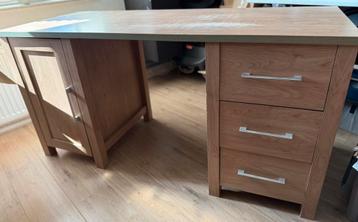 Mooi houten bureau met kastje en 3 lades beschikbaar voor biedingen