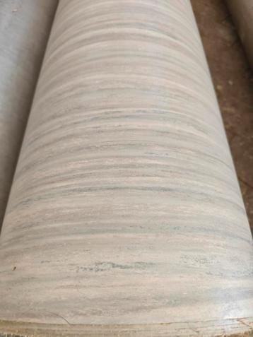 2 rollen marmoleum totaal ongeveer 35 mtr overjarig  beschikbaar voor biedingen