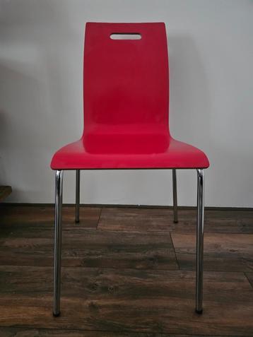 Twee leuke eetkamer stoelen beschikbaar voor biedingen