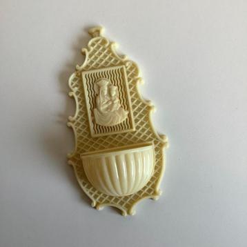 bijzonder vintage wijwatervaatje uit celluloid beschikbaar voor biedingen