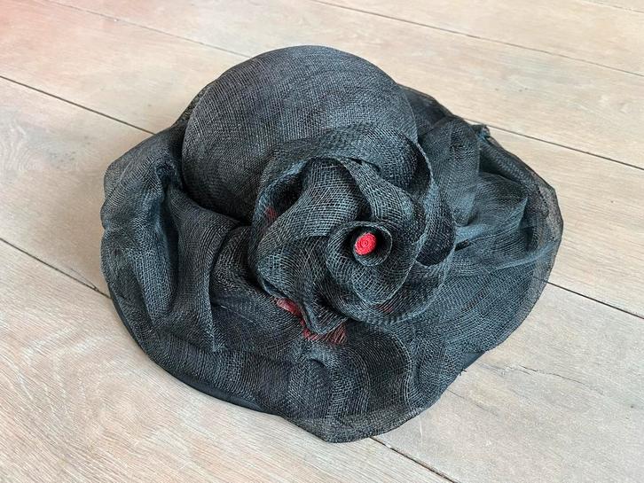 Chique donkergrijze hoed Coustilleres JC France bruiloft, Kleding | Dames, Hoeden en Petten, Zo goed als nieuw, Hoed, Ophalen of Verzenden