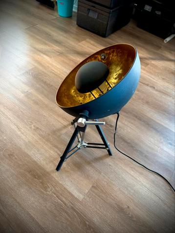 Industriële tripod vloerlamp – goud/zwart – €30 beschikbaar voor biedingen