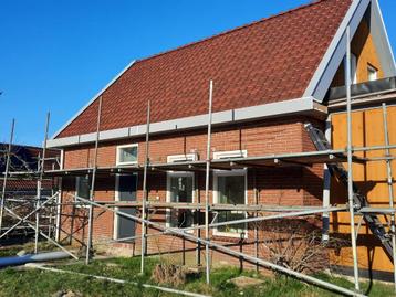 Complete steiger met veel buizen, koppelingen en planken beschikbaar voor biedingen