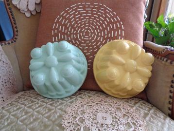 2 Brocante Puddingvormen Regout Geel & Groen ** Mimosa ** beschikbaar voor biedingen