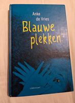Blauwe plekken - Anke de Vries - Verzenden mogelijk, Boeken, Ophalen of Verzenden, Gelezen, Anke de Vries, Fictie algemeen