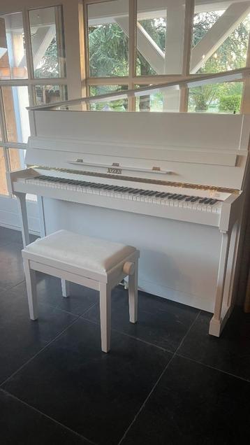 Piano Fazer mat wit beschikbaar voor biedingen