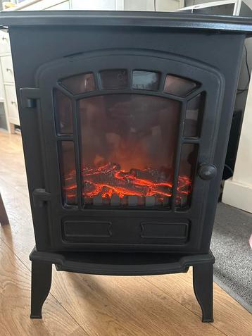 Mooie elektrische haard met licht en warmte beschikbaar voor biedingen