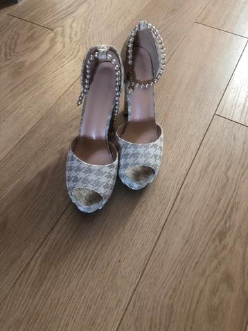 Elegante Hakken met Parel Details beschikbaar voor biedingen