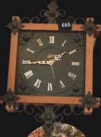 Vintage antiek wand klok eikenhout en gietijzeren frame, Antiek en Kunst, Antiek | Klokken, Ophalen of Verzenden