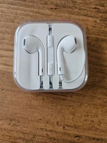 Nieuwe Apple EarPods met AUX aansluiting beschikbaar voor biedingen
