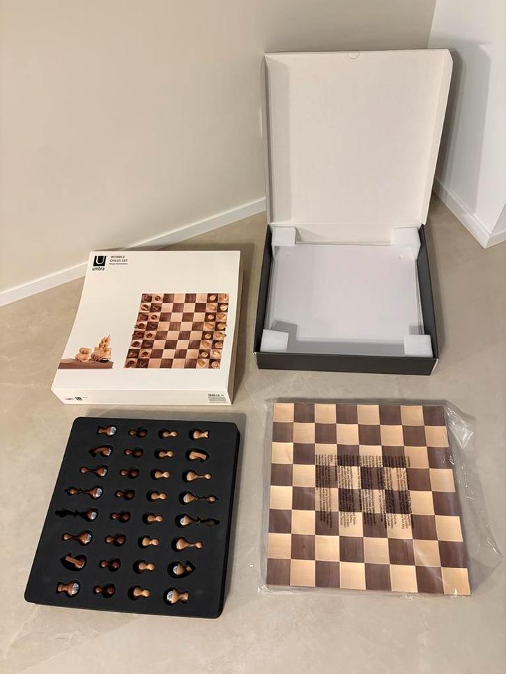Umbra Wobble Schaken Set - Ongebruikt&Nieuw in Doos, Hobby en Vrije tijd, Gezelschapsspellen | Bordspellen, Nieuw, Ophalen of Verzenden
