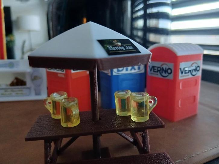 Hertog-Jan Picknickbank + bierpullen miniatuur, Hobby en Vrije tijd, Modelbouw | Overige, Nieuw, 1:50 tot 1:144, Ophalen of Verzenden