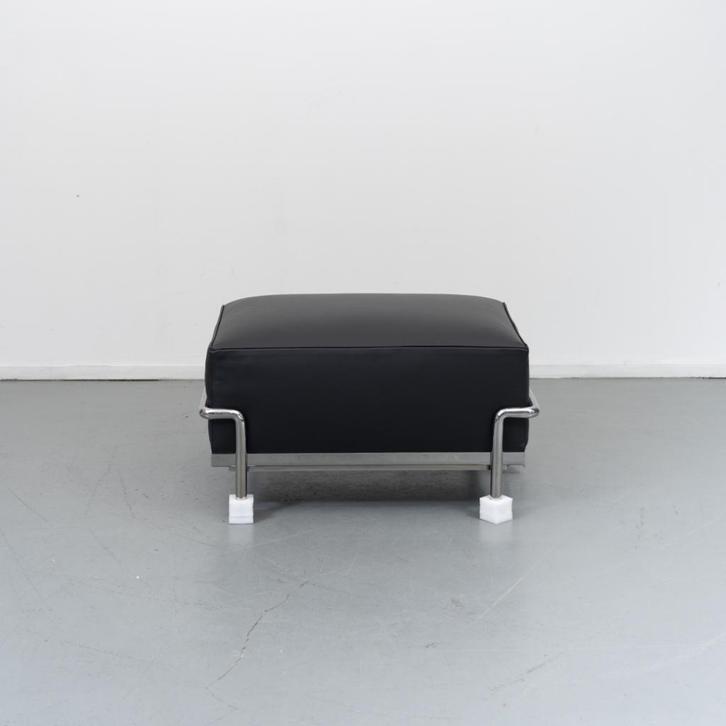 1 Cassina LC2 Le Corbusier Hocker zwart Leer Nieuw, Huis en Inrichting, Fauteuils, Nieuw, Leer, Metaal