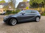 BMW 1-Serie (f21) 116I 3DR Aut 2013 Grijs - 2e eigenaar, Auto's, Origineel Nederlands, Te koop, Zilver of Grijs, 5 stoelen