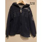 Donkerblauw vest met capuchon maat 134, Gebruikt, Jongen of Meisje, Trui of Vest, Ophalen of Verzenden