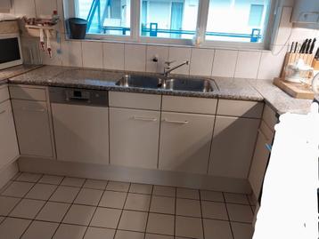 Natuurstenen aanrecht met onderkasten.  beschikbaar voor biedingen