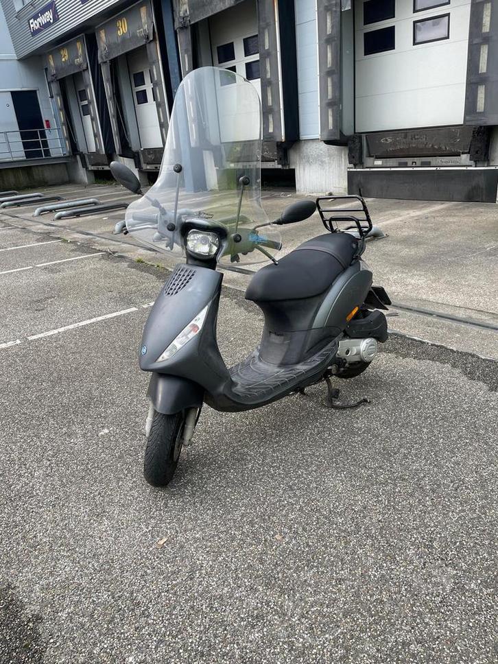 Mooi scooter, Fietsen en Brommers, Scooters | Piaggio, Zo goed als nieuw, Overige modellen, Benzine, Ophalen