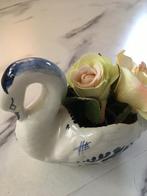 Delfts blauwe zwaan met kunstrozen., Antiek en Kunst, Antiek | Keramiek en Aardewerk, Ophalen of Verzenden