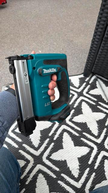 Makita DST221Z Accu Niettacker 18V Basic Body beschikbaar voor biedingen