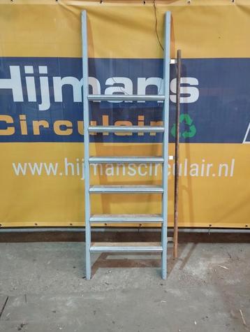 Houten trap beschikbaar voor biedingen