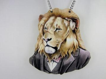Grote leeuw hanger aan lange zilverkleurige ketting beschikbaar voor biedingen