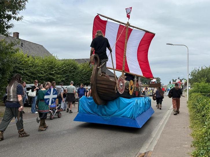TEAB. Moet weg. Optochtwagen. Decorstuk. Carnavalswagen., Hobby en Vrije tijd, Overige Hobby en Vrije tijd, Gebruikt, Ophalen