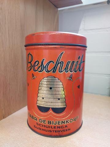 Oud beschuitblik van de Friese firma De Bijenkorf beschikbaar voor biedingen