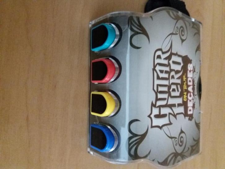 (705)   Guitar Hero voor Nitendo DS grip, Spelcomputers en Games, Spelcomputers | Nintendo DS, Zo goed als nieuw, DS Lite, Overige kleuren