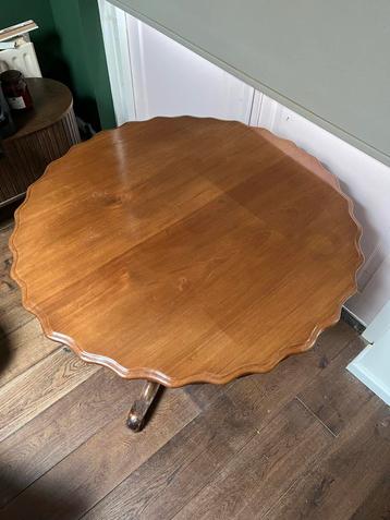 Antieke Tafel met Gedetailleerd Onderstel beschikbaar voor biedingen