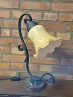 Staande retrolamp op houten voet., Huis en Inrichting, Lampen | Wandlampen, Ophalen, Gebruikt, Glas, Retro