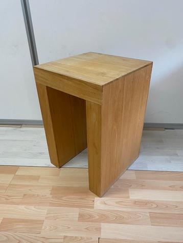 Teakhouten bijzettafel/plantentafel beschikbaar voor biedingen