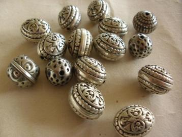 1057- kralen: ZILVER ROND EN OVAAL BEWERKT beschikbaar voor biedingen
