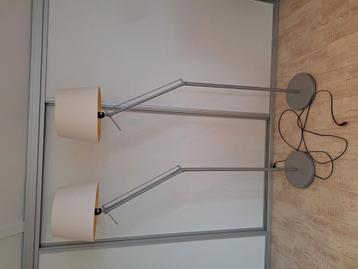 2x vloerlamp matzilver en gebroken witte kap beschikbaar voor biedingen