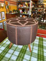 Vintage jaren 60/70 bruine poef op schuine poten, naai poef, ?, Zo goed als nieuw, Hout, ?