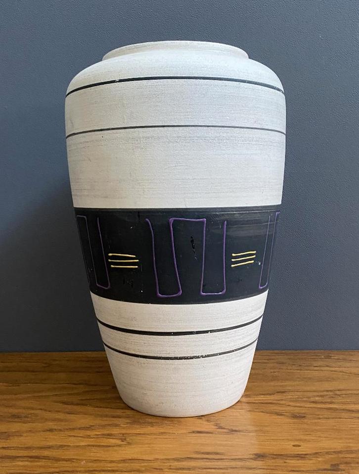 60 jaren grote witte VAAS met paars streep in zwarte baan, Huis en Inrichting, Woonaccessoires | Vazen, Gebruikt, Wit, Minder dan 50 cm