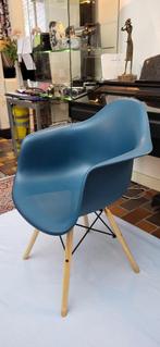 Vitra Eames Design Armchair ~ Celeste Blauw, Huis en Inrichting, Stoelen, Ophalen, Zo goed als nieuw, Blauw, Eén