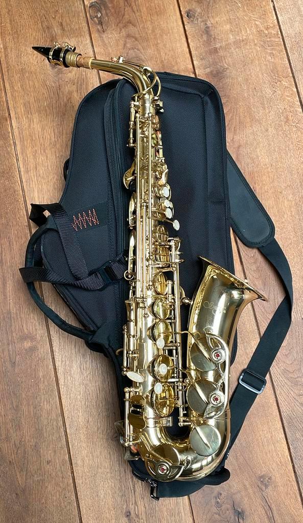 Altsaxofoon met draagtas/koffer, Muziek en Instrumenten, Blaasinstrumenten | Saxofoons, Zo goed als nieuw, Alt, Ophalen of Verzenden
