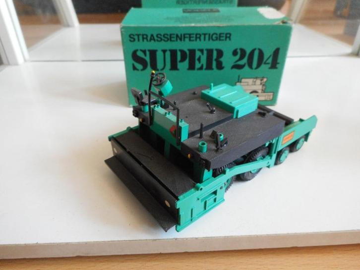 Gescha Vogele Super 204 Asfaltteer machine met Doos, Hobby en Vrije tijd, Modelauto's | 1:50, Nieuw, Bus of Vrachtwagen, Ophalen of Verzenden