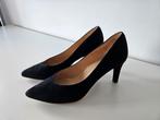 Gave zwarte suede pumps maat 40 van Unisa, Pumps, Zwart, Ophalen of Verzenden, Zo goed als nieuw