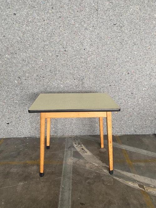 Vintage kinder school tafeltje, Kinderen en Baby's, Kinderkamer | Tafels en Stoelen, Gebruikt, Tafel(s), Ophalen