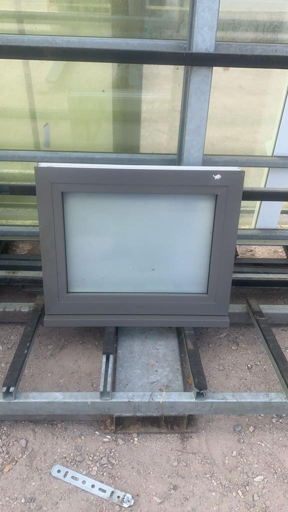 (145) Nieuw kunststof klein vast raamkozijn incl melkglas, Doe-het-zelf en Verbouw, Kozijnen en Schuifpuien, Nieuw, Raamkozijn