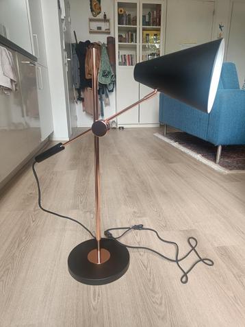 Nieuwe metalen tafellamp in zwart en koper beschikbaar voor biedingen