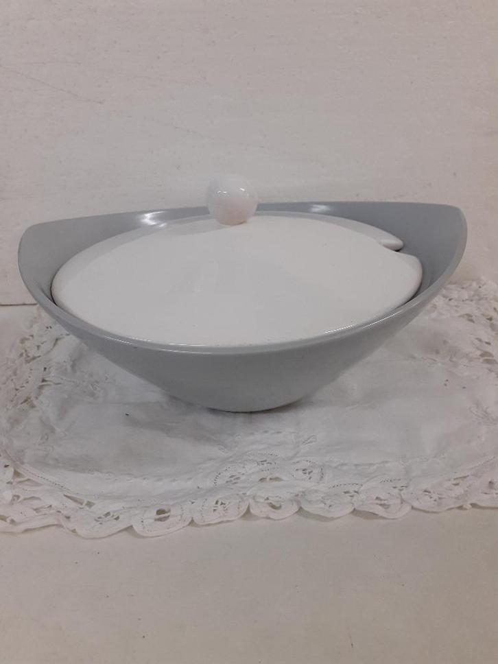 Regina Gouda - Lucky Princess - grijsblauwe dekschaal - 1956, Antiek en Kunst, Antiek | Servies los, Ophalen of Verzenden